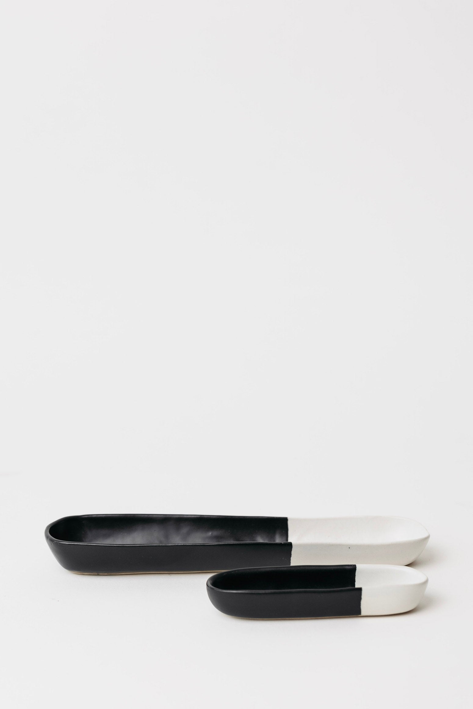 Dawson Olive Tray in Matte Black/White S/2
