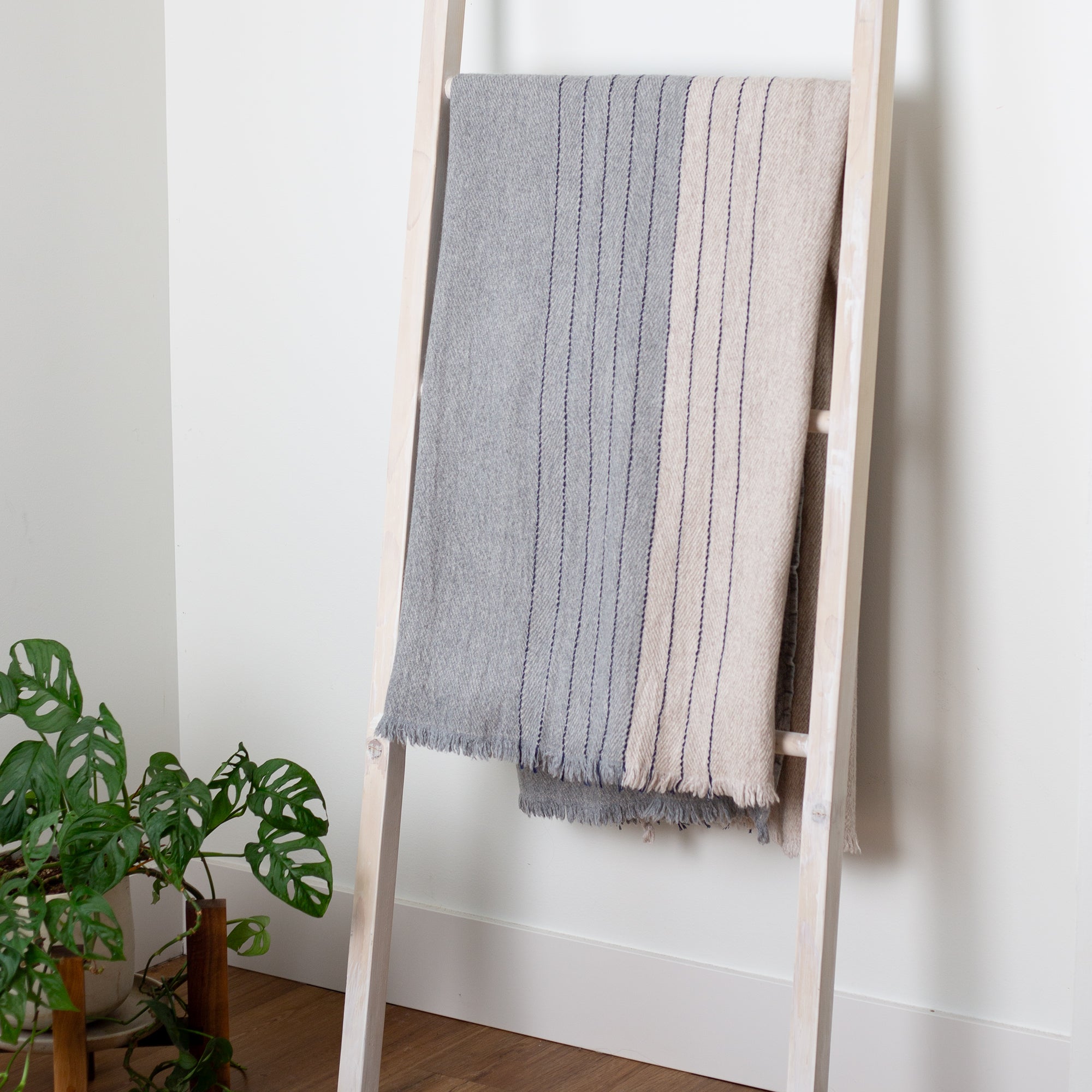 Horizon Throw in Beige / Light Gray / Navy